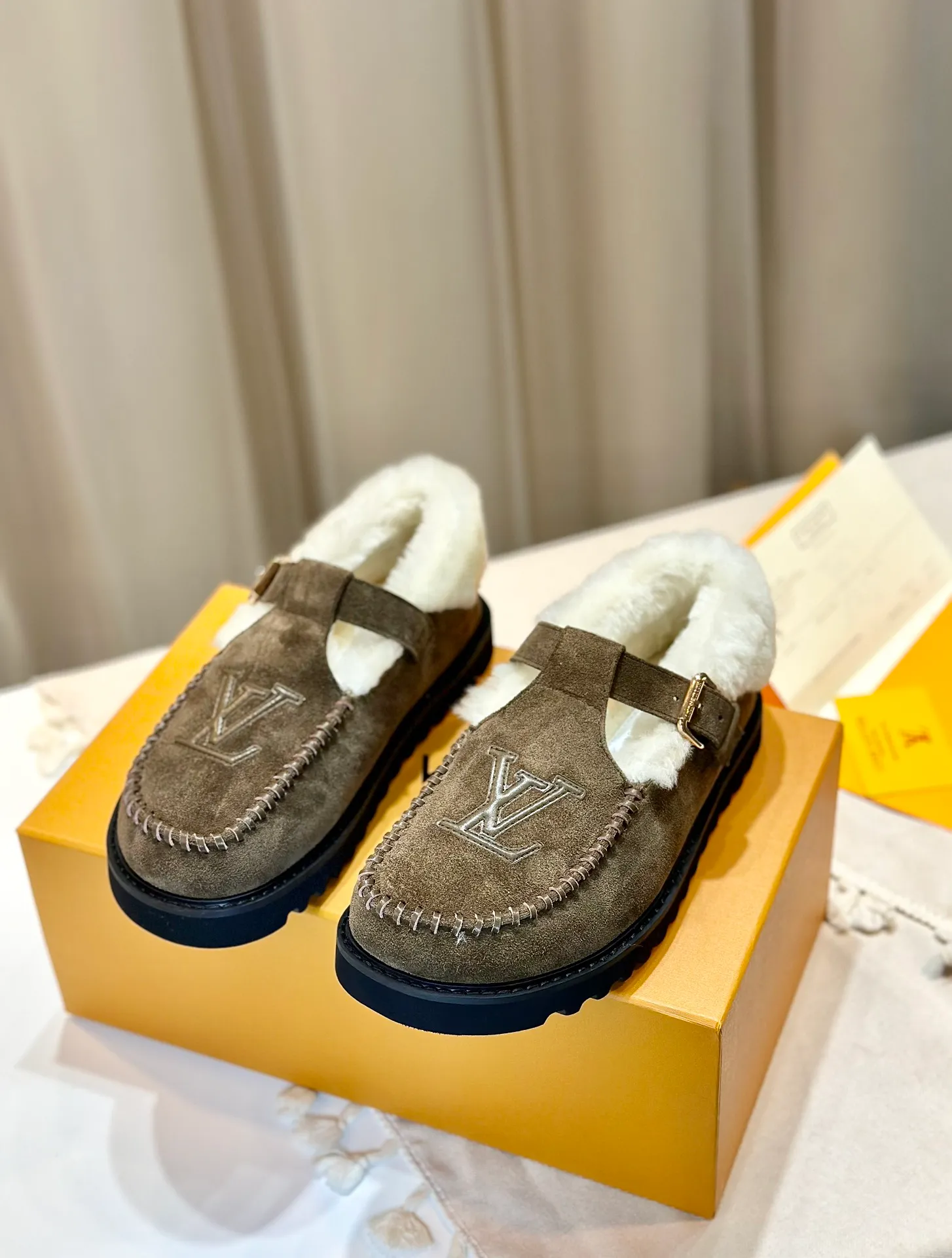 👟👟Ex-factory price 540👟👟Mauri version Louis Vuitton lv louis vuott…on fw24 new arrival～The latest furry slippers for autumn and winter～This pair of furry slippers is also very good-looking! The leather ones are very high-end! ! !Paired with denim shorts in autumn and winter, it’s perfect! Put it on and you will instantly have your ideal height! A favorite style, with fashionable elements, the appearance of the upper is full of nobility. Wearing it can always show the fashionable charm of women. It is fashionable but not too showy. The high-end beef tendon on the upper and the Lvjia letter buckle are so beautiful. Upper: imported high-end frosted/cowhide. Outsole: original outsole. Inner lining: imported real wool. Size: 35-42 (customized at .42).